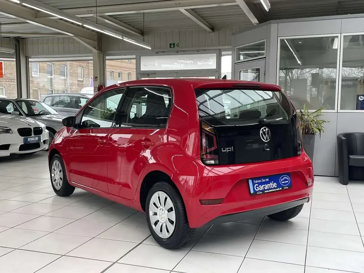 Usado VW up! 65 CV (47 kW) 2021 Rojo Utilitario