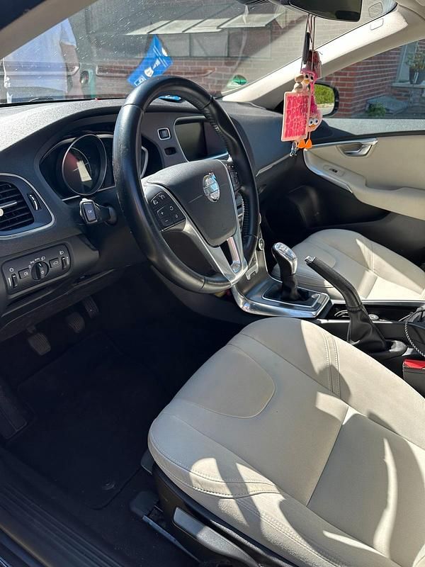Second-hand Volvo V40 150 CP (110 kW) 2013 Gri Hatchback