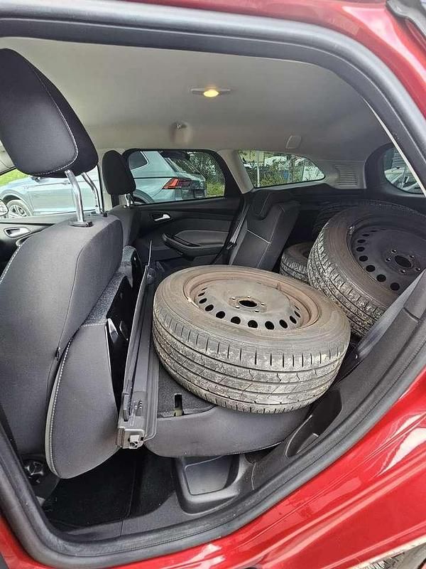 Gebraucht Ford Focus Trend 101 PS (74 kW) 2014 Candyrot metallic Kombi