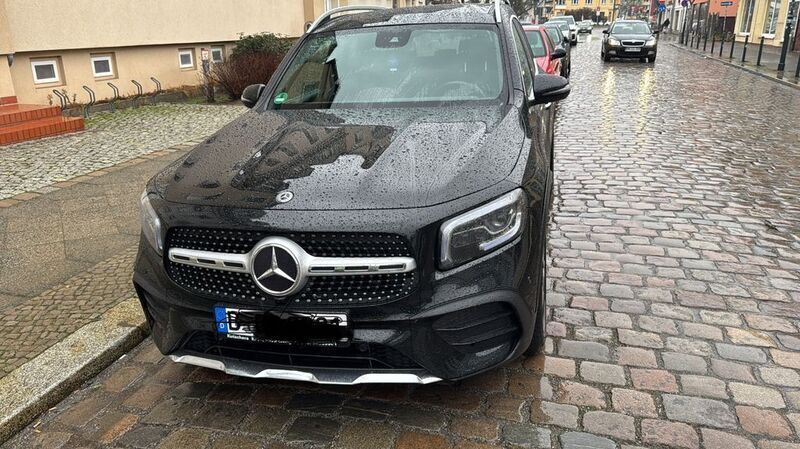 Schwarz Gebraucht 2022 Mercedes GLB220 AMG line SUV | 33.100 € (Guter Preis) - Bild 1/4
