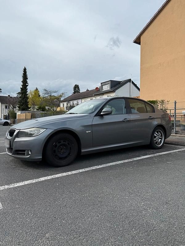 Gebraucht BMW 320 184 PS (135 kW) 2011 Silber Limousine
