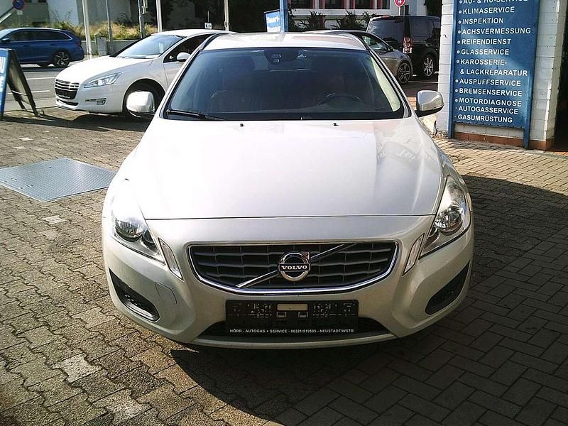 Gebraucht Volvo V60 Momentum 136 PS (100 kW) 2013 Cosmic white / metallic Kombi