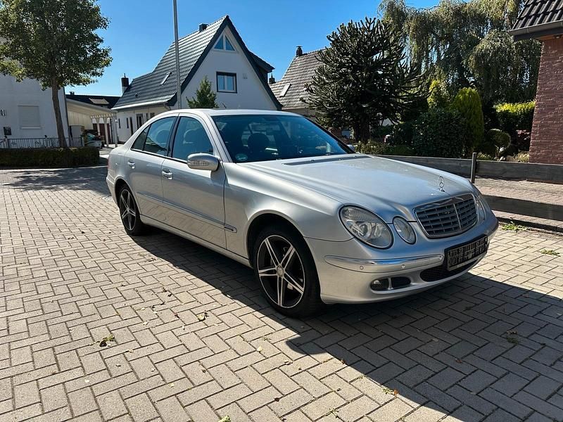 Silber Gebraucht 2005 Mercedes E220 Limousine | 5.800 € (Fairer Preis) - Bild 1/4