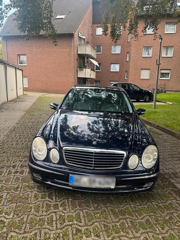 Blau Gebraucht 2003 Mercedes E220 Limousine | 1.600 € - Bild 1/4