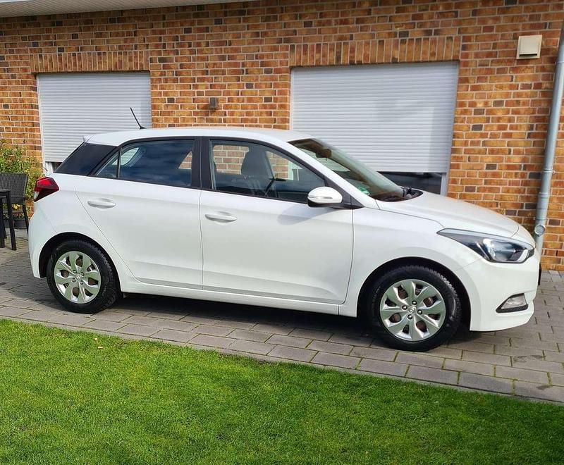 Weiß Gebraucht 2017 Hyundai i20 Classic Kleinwagen | 7.500 € (Superpreis) - Bild 1/1