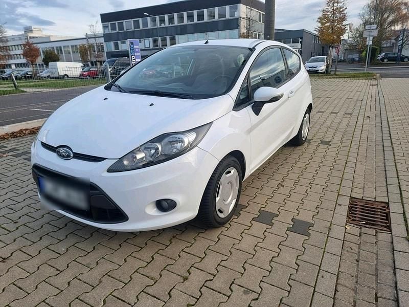 Weiß Gebraucht 2012 Ford Fiesta Limousine | 2.899 € (Fairer Preis) - Bild 1/4