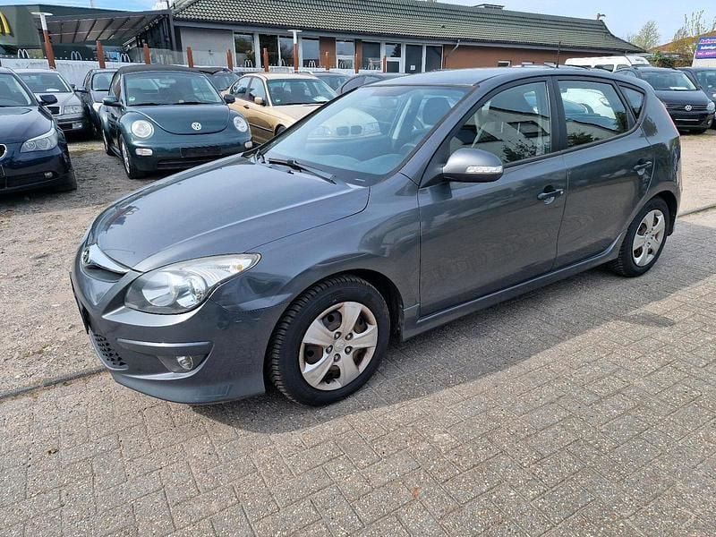 Gebraucht Hyundai i30 90 PS (66 kW) 2011 Grau Kleinwagen