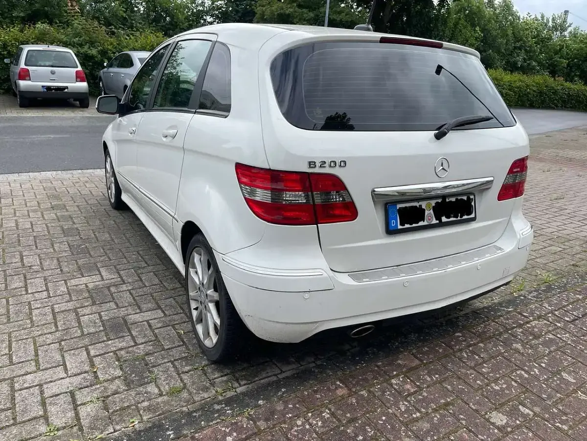 Gebraucht Mercedes B200 136 PS (100 kW) 2011 Weiß Kleinwagen