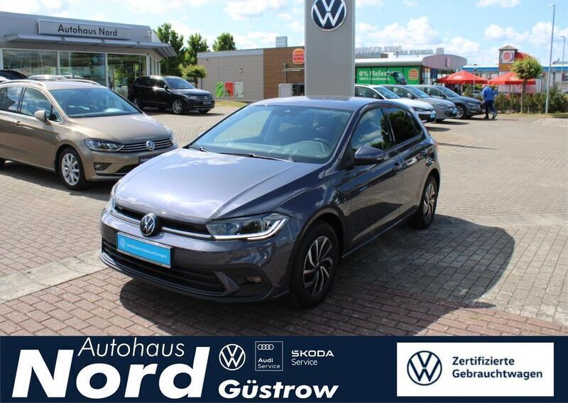 Grau Gebraucht 2024 VW Polo IQ Drive Limousine | 21.990 € (Fairer Preis) - Bild 1/4