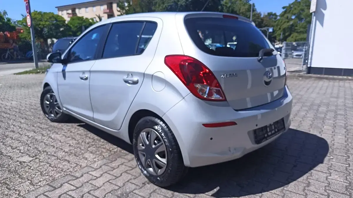 Gebraucht Hyundai i20 86 PS (63 kW) 2013 Grau Kleinwagen