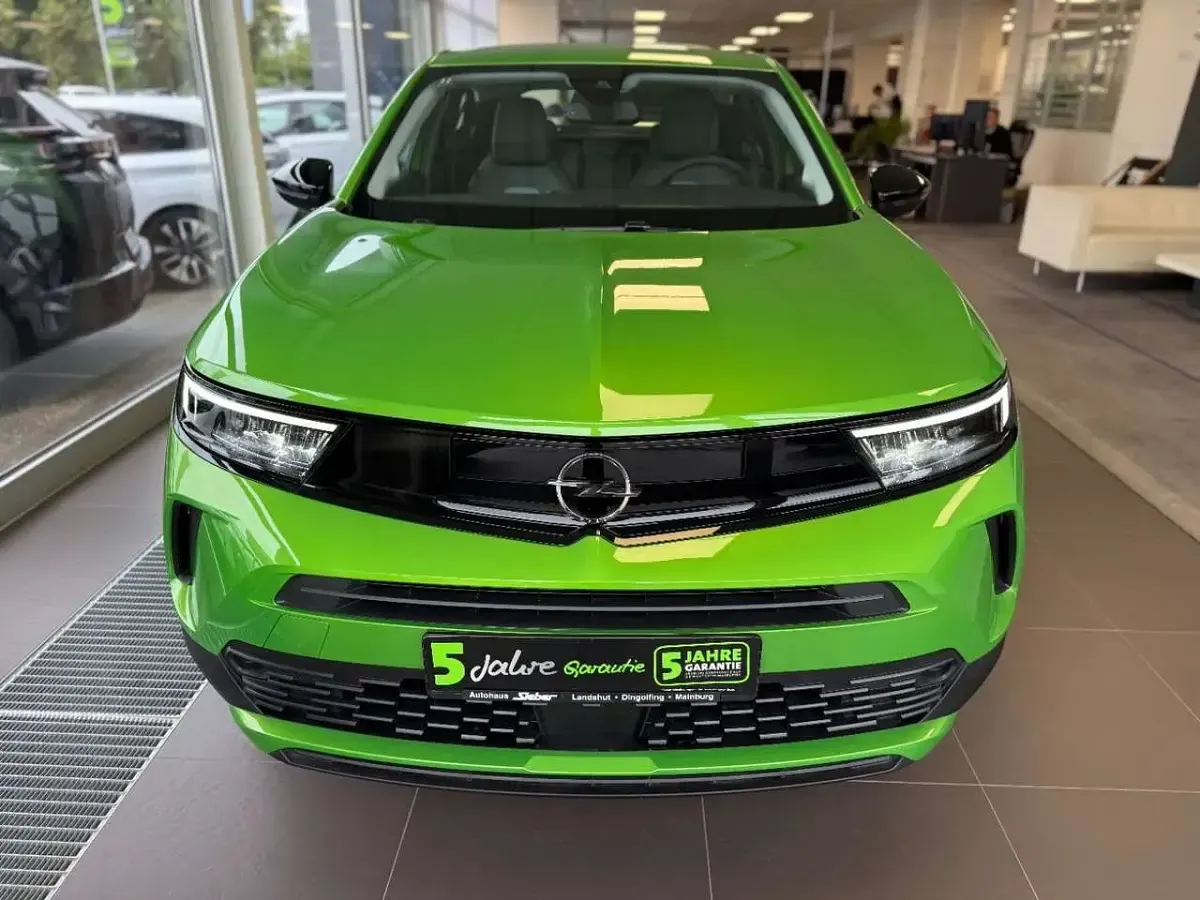 Gebraucht Opel Mokka Elegance 101 PS (74 kW) 2024 Lackierung matcha green/typ au SUV