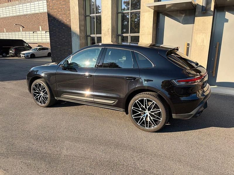 Schwarz Gebraucht 2023 Porsche Macan SUV | 69.990 € (Teuer) - Bild 1/4