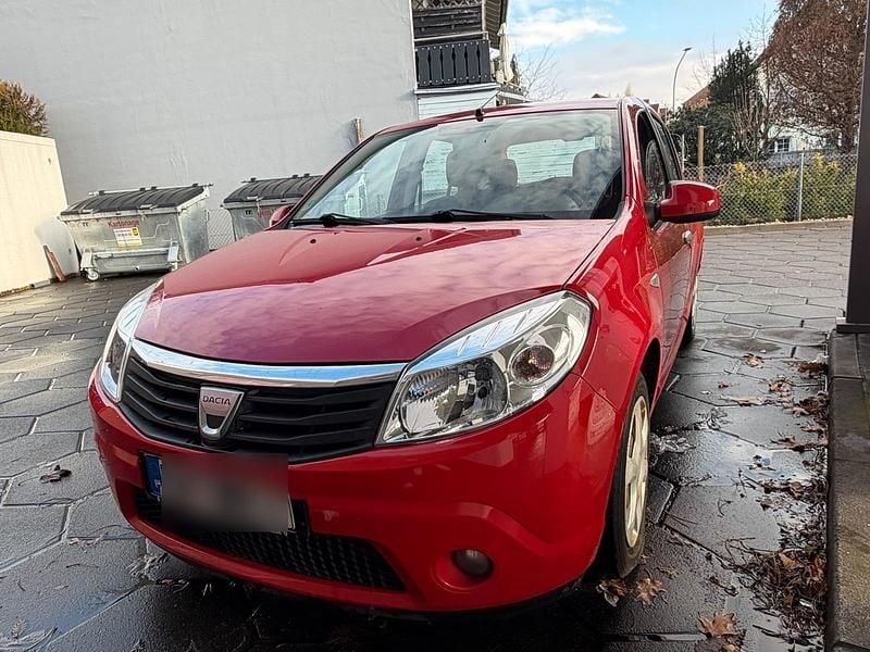 Rot Gebraucht 2010 Dacia Sandero Limousine | 1.549 € (Fairer Preis) - Bild 1/4