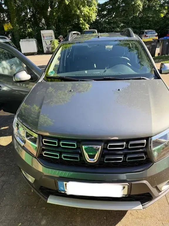 Gebraucht Dacia Sandero Celebration 90 PS (66 kW) 2018 Grau Limousine