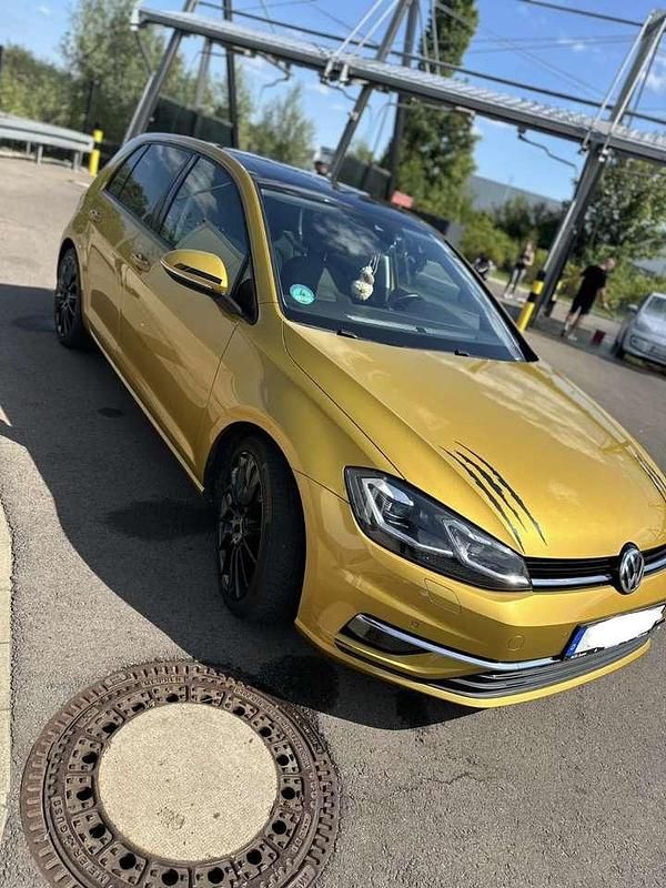 Gebraucht VW Golf VII Highline 150 PS (110 kW) 2016 Gold Limousine