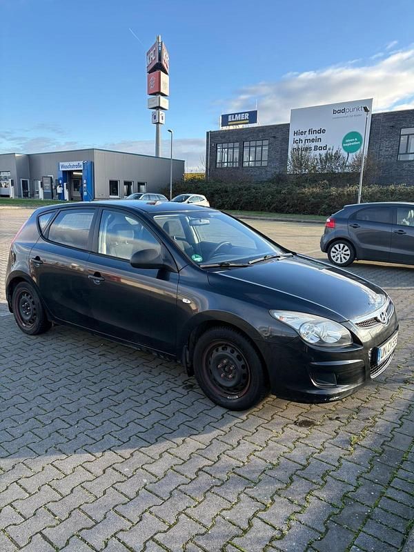 Schwarz Gebraucht 2010 Hyundai i30 Limousine | 2.400 € (Fairer Preis) - Bild 1/4