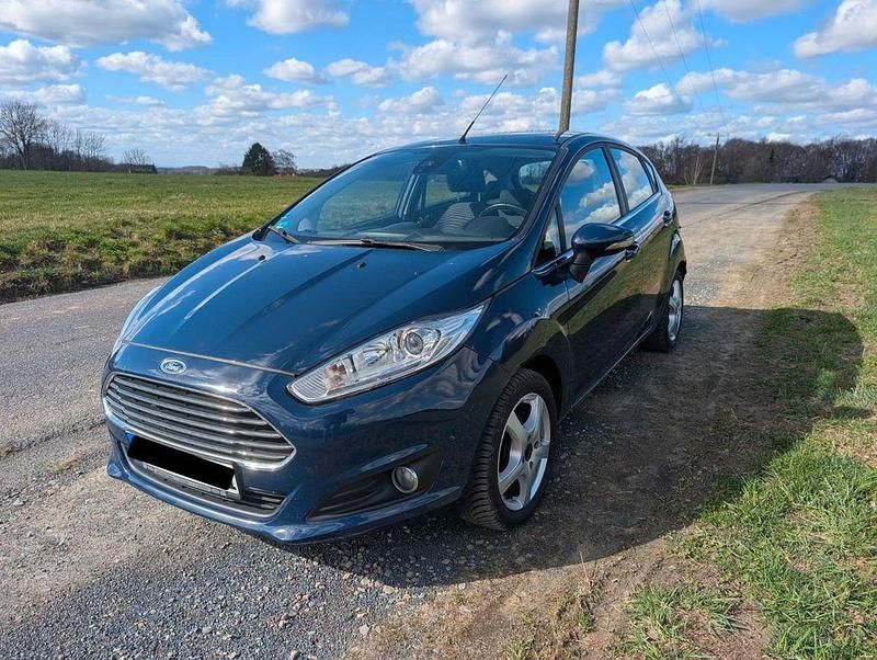 Gebraucht Ford Fiesta Titanium 95 PS (69 kW) 2013 Blau Kleinwagen