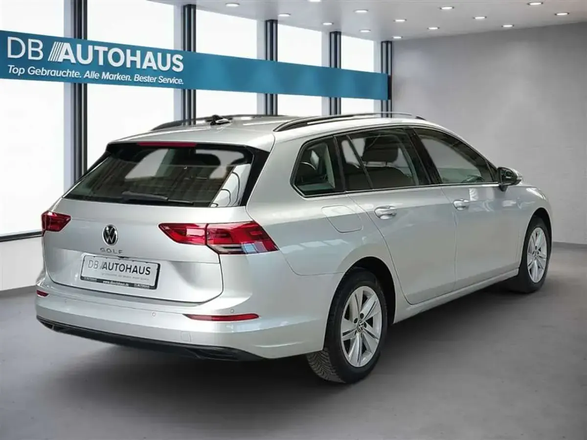 Gebraucht VW Golf VIII Life 110 PS (80 kW) 2023 Silber Kombi