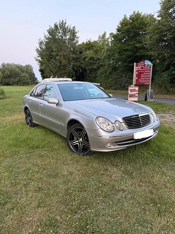 Silber Gebraucht 2002 Mercedes E240 Avantgarde Limousine | 5.700 € (Fairer Preis) - Bild 1/4