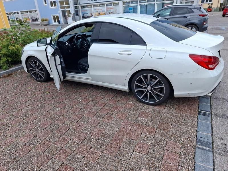 Weiß Gebraucht 2014 Mercedes CLA180 Edition 1 Limousine | 15.000 € (Etwas zu teuer) - Bild 1/2