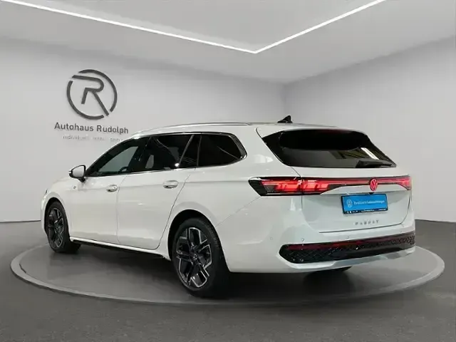 Gebraucht VW Passat R-line 150 PS (110 kW) 2025 Oryxweiß perlmutteffekt Kombi