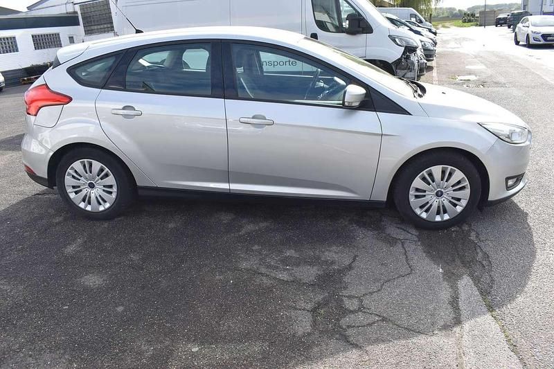 Gebraucht Ford Focus Trend 95 PS (69 kW) 2016 Polarsilber metallic Limousine