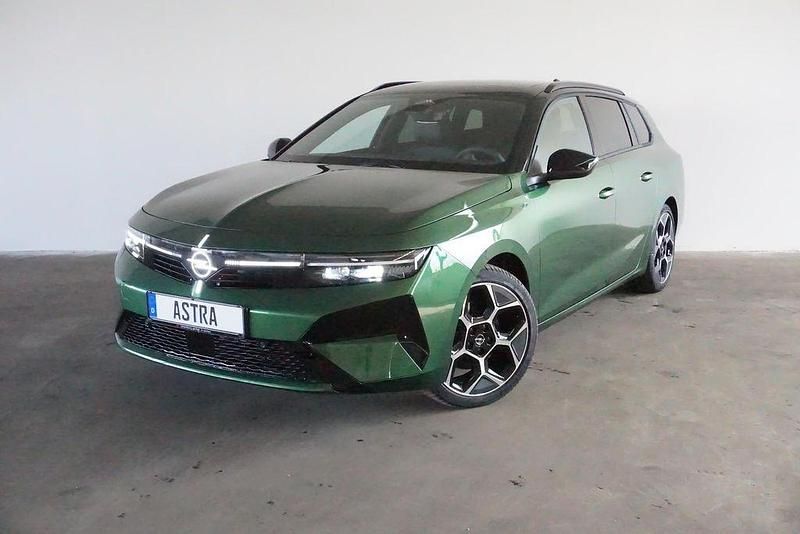 Neu Opel Astra Ultimate 145 PS (106 kW) 2026 Klover grün Kombi