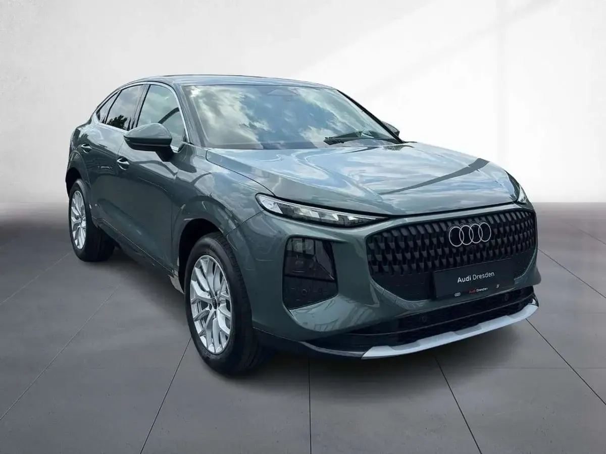 Neu Audi Q3 150 PS (110 kW) 2026 Salbeigrün metallic SUV