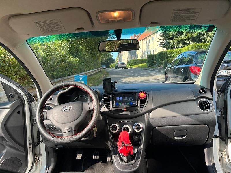 Gebraucht Hyundai i10 67 PS (49 kW) 2011 Weiß Kleinwagen