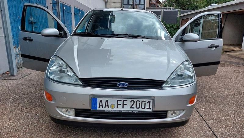 Silber Gebraucht 2000 Ford Focus Ghia Limousine | 2.490 € (Fairer Preis) - Bild 1/4