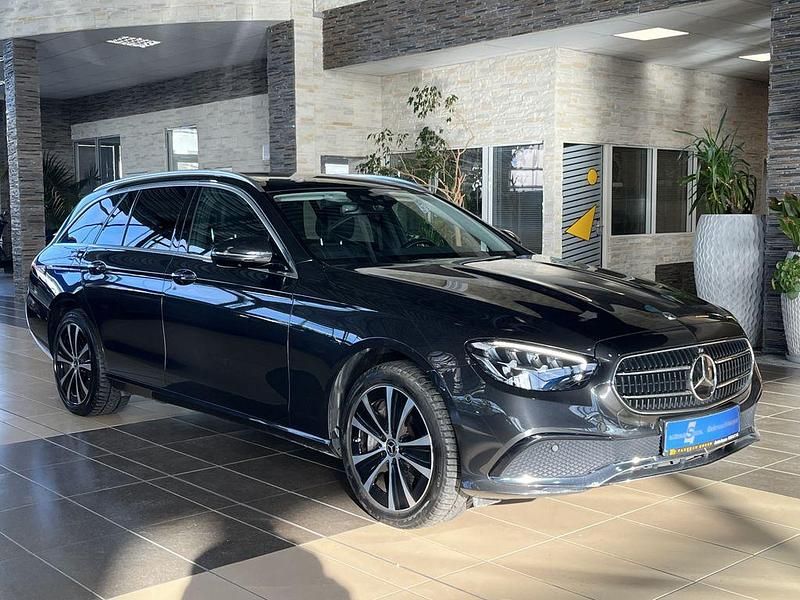 Grau Gebraucht 2022 Mercedes E300 Avantgarde Kombi | 31.440 € (Fairer Preis) - Bild 1/4