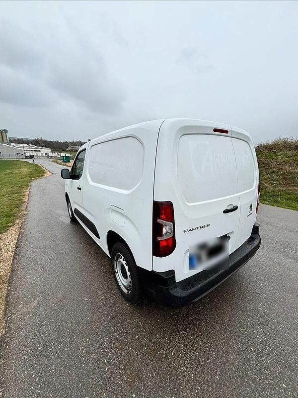 Gebraucht Peugeot Partner 110 PS (80 kW) 2020 Weiß Van / Kleinbus