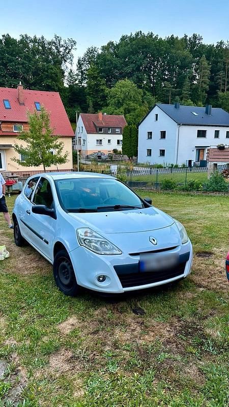 Weiß Gebraucht 2009 Renault Clio II Kleinwagen | 2.000 € (Fairer Preis) - Bild 1/4