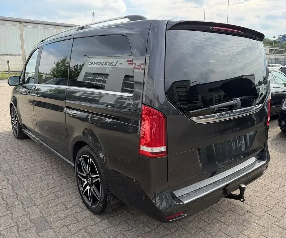 Gebraucht Mercedes V220 Avantgarde 237 PS (174 kW) 2022 Graphitgrau Van / Kleinbus