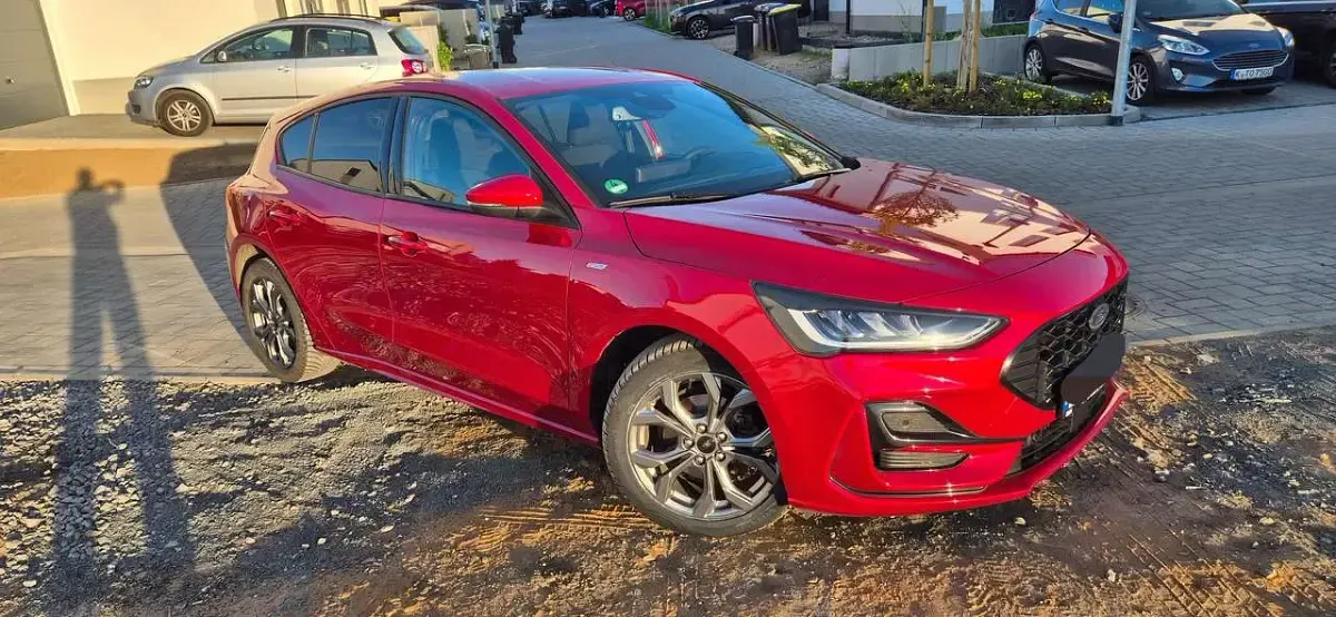 Używany Ford Focus ST-Line 125 KM (91 kW) 2023 Czerwony Sedan/Limuzyna