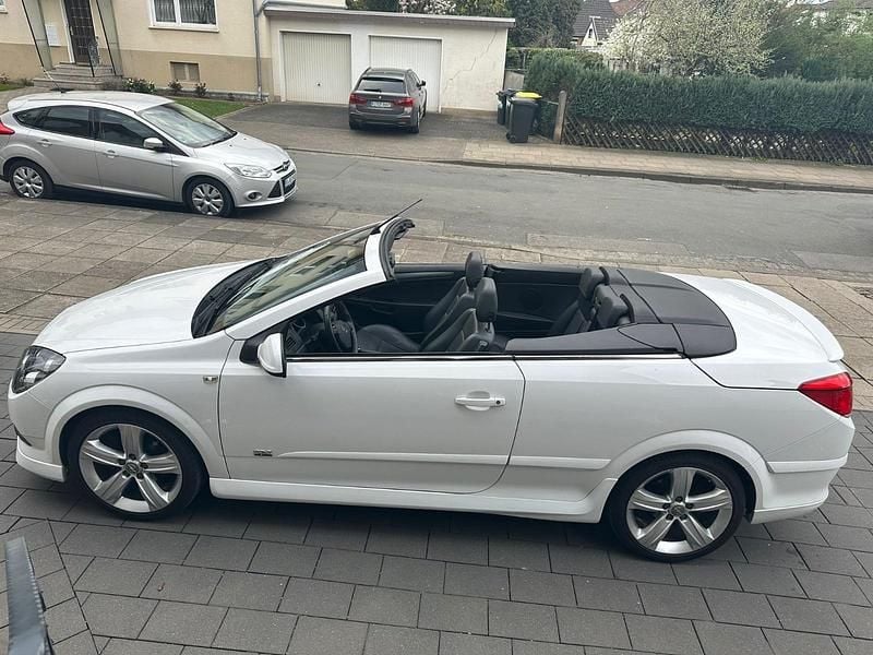 Gebraucht Opel Astra Cabriolet 140 PS (102 kW) 2010 Weiß Cabrio
