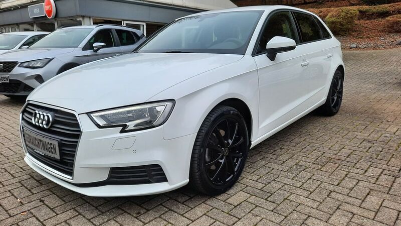 Weiß Gebraucht 2020 Audi A3 Sportback Limousine | 17.850 € (Guter Preis) - Bild 1/4