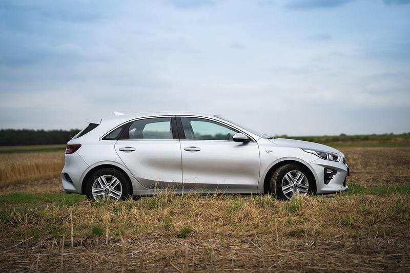 Używany Kia Ceed Vision 99 KM (72 kW) 2018 Srebrny Hatchback