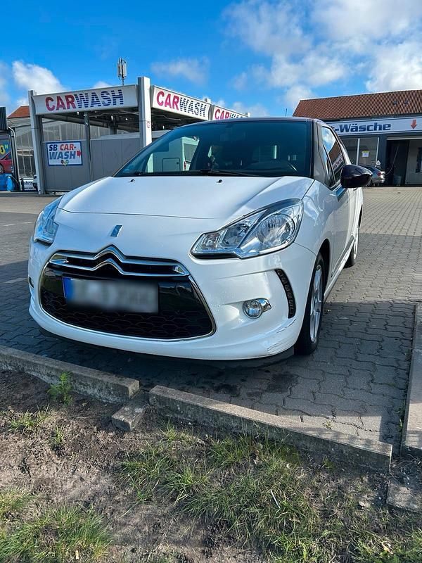 Weiß Gebraucht 2011 Citroën DS3 Kleinwagen | 5.250 € (Fairer Preis) - Bild 1/4