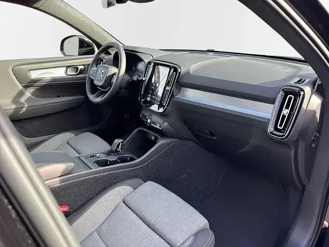 Nowe Volvo XC40 Core 163 KM (119 kW) 2025 Srebrny SUV