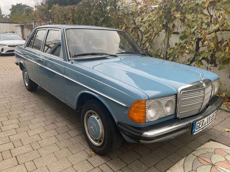 Gebraucht Mercedes 240 72 PS (52 kW) 1981 Blau Limousine