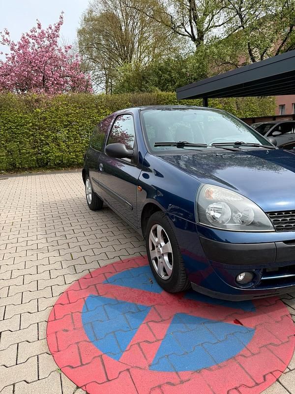 Używany Renault Clio II 75 KM (55 kW) 2002 Niebieski Hatchback