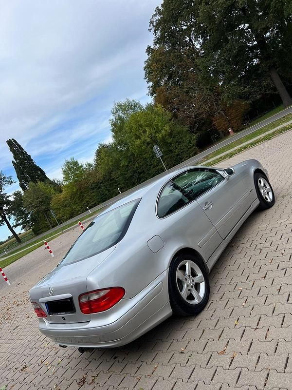 Silber Gebraucht 2000 Mercedes CLK230 Coupé | 2.350 € - Bild 1/4