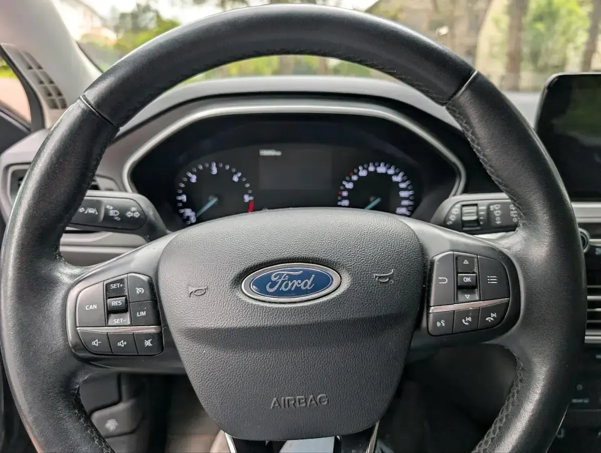 Gebraucht Ford Focus 120 PS (88 kW) 2019 Grau Kombi