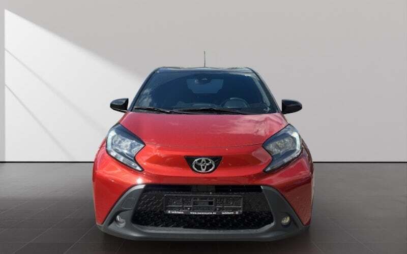 Gebraucht Toyota Aygo Connect Style 72 PS (52 kW) 2022 3u4)/ black mica (209) (rot Kleinwagen