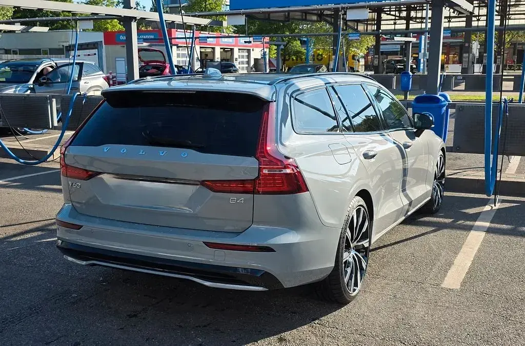 Gebraucht Volvo V60 Plus 197 PS (144 kW) 2024 Grau Kombi