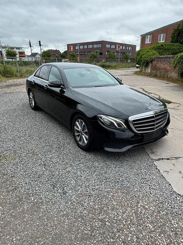 Schwarz Gebraucht 2018 Mercedes E200 Limousine | 15.999 € (Superpreis) - Bild 1/4