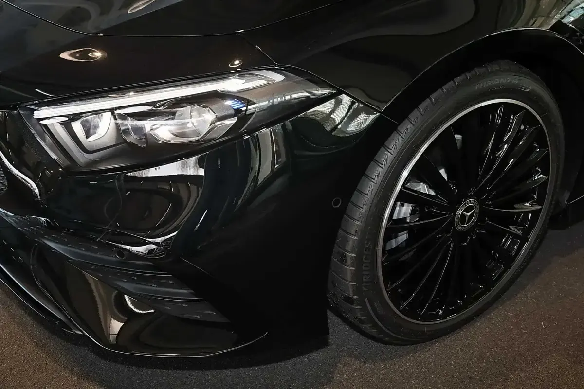 Gebraucht Mercedes A180 Edition 136 PS (100 kW) 2026 Metalliclack kosmosschwarz Limousine