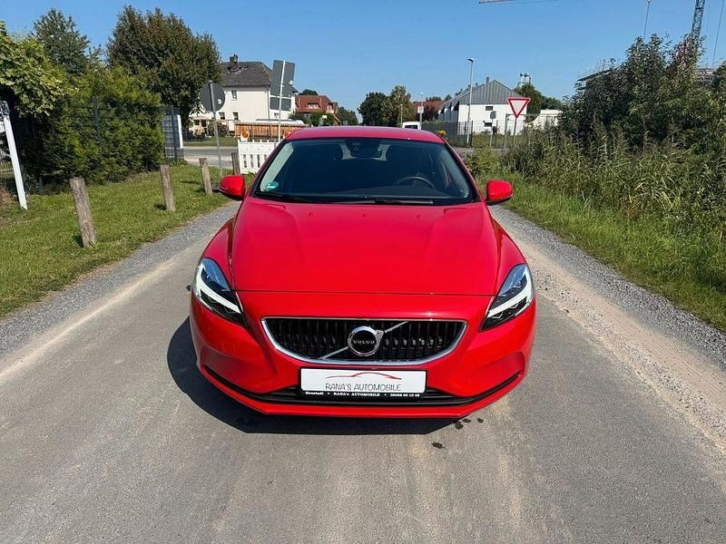 Rot Gebraucht 2018 Volvo V40 Kinetic Kombi | 13.900 € (Superpreis) - Bild 1/4