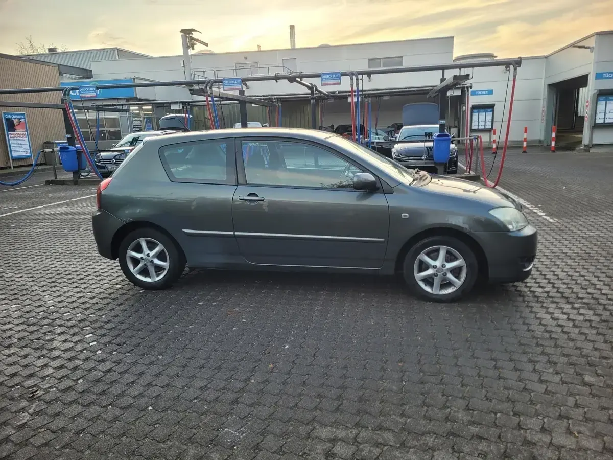 Używany Toyota Corolla 110 KM (80 kW) 2004 Szary Hatchback